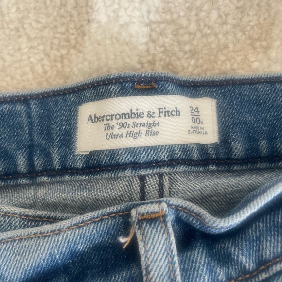 Abercrombie & Fitch 90’s Straight Ultra High Rise with Criss-cross waistband. - Picture 3 of 4